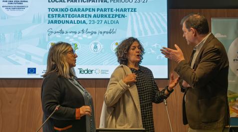 La consejera Itziar Gómez departe con Íñigo Nagore y Carmen Puerta antes de la presentación La consejera Itziar Gómez departe con Íñigo Nagore y Carmen Puerta antes de la presentación