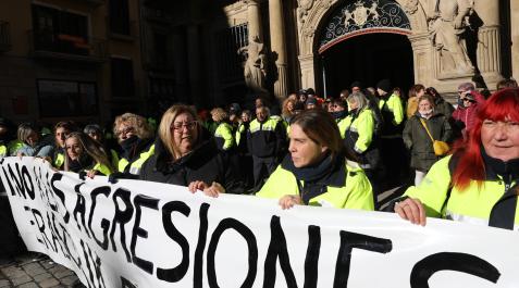 Concentración de trabajadores de la zona azul, ayer en la plaza Consistorial Concentración de trabajadores de la zona azul, ayer en la plaza Consistorial