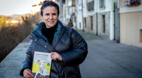 asfda Olatz González Abrisketa, ayer, con un ejemplar de su libro entre las manos