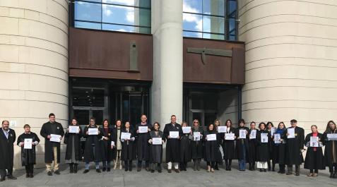 Concentración que los letrados de la administración de justicia realizaron ayer por la mañana ante el Palacio de Justicia de Pamplona Concentración que los letrados de la administración de justicia realizaron ayer por la mañana ante el Palacio de Justicia de Pamplona
