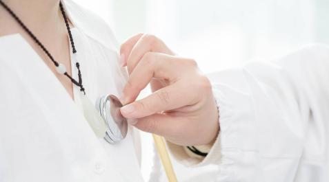 Una paciente en el momento de una exploración médica Una paciente en el momento de una exploración médica
