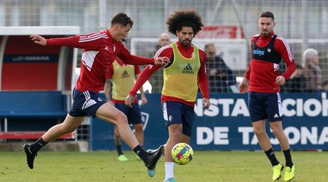 Jorge Herrando golpea el balón ante Aridane y Moi Gómez Jorge Herrando golpea el balón ante Aridane y Moi Gómez