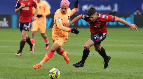 David García se mide en carrera a Antoine Griezmann en el partido disputado en El Sadar el pasado sábado David García