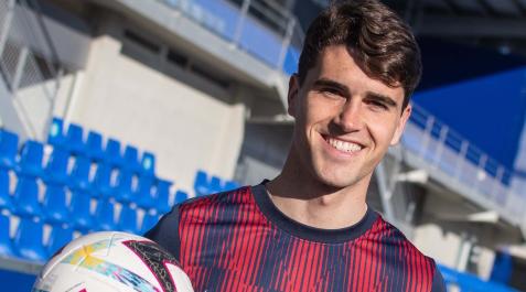 Javi Martínez, en su presentación con el Huesca Javi Martínez, en su presentación con el Huesca
