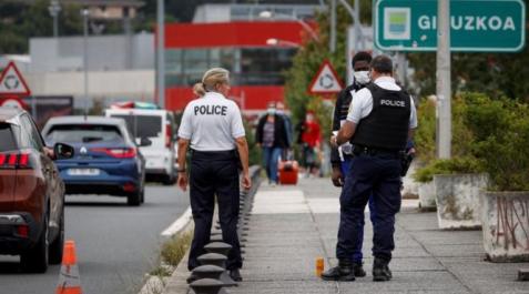 frontera-francia-irun Dos policías franceses en la frontera con Guipúzcoa, en una foto de archivo