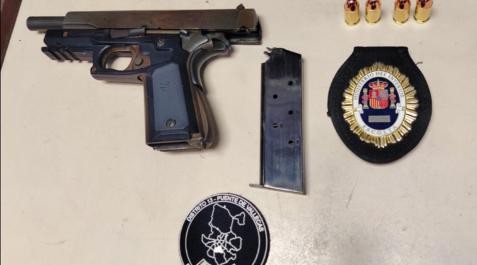 Pistola y cartuchos intervenidos por los agentes Pistola y cartuchos intervenidos por los agentes