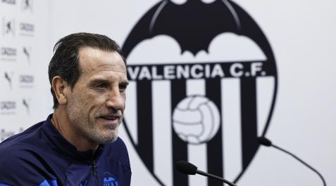 El entrenador del Valencia, Voro González, durante la rueda de prensa previa a la cita en el Bernabéu.