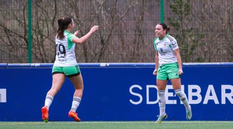 Arantxa Medina, izda., acude a felicitar a Carmen Sobrón, que celebra feliz su gran tanto, de una vaselina a larga distancia.	osasuna