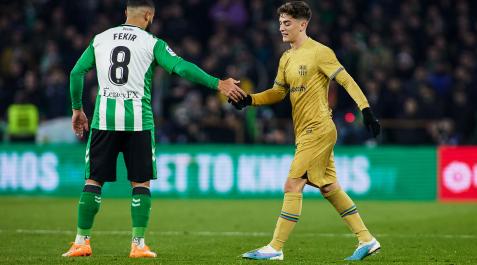 BetBarVideo Fekir y Gavi se saludan tras una jugada del partido.