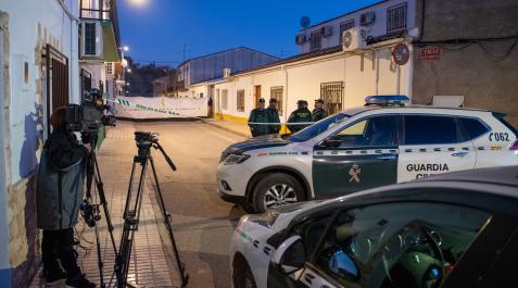Un cámara graba imágenes en una zona acordonada frente a una vivienda de Villanueva del Arzobispo donde ha sido hallado muerto un matrimonio Un cámara graba imágenes en una zona acordonada frente a una vivienda de Villanueva del Arzobispo donde ha sido hallado muerto un matrimonio