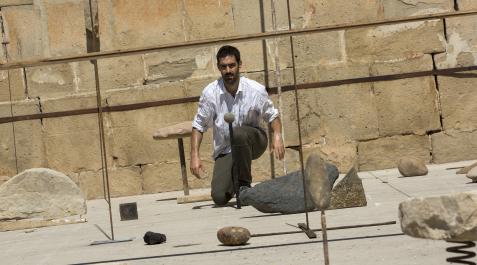 El artista pamplonés Alberto Odériz, en una acción escultórica en Mañeru El artista pamplonés Alberto Odériz, en una acción escultórica en Mañeru