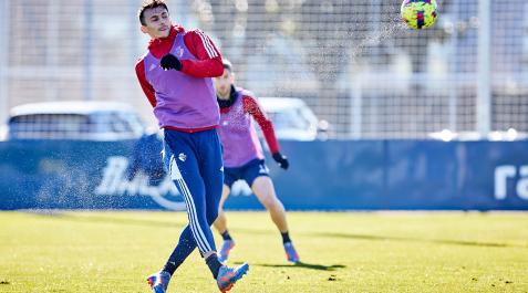 Ante Budimir Budimir ensaya un disparo al finalizar el entrenamiento de este jueves 2 de febrero en Tajonar.