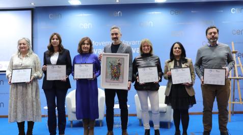 premio azul De izquierda a derecha, María Dolores Boillos, de la residencia Beloso Alto; Gemma Acín, de grupo Enhol; Ana Góngora, del Ayuntamiento de Burlada; Gorka Lacunza, de Atecna; Lourdes Paz, del grupo La Información; Esther Rodríguez, de Sungrow Ibérica; y Ángel Vidal, de la clínica Josefina Arregui