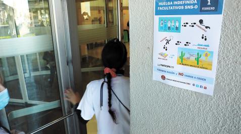 Huelga de Médicos en Navarra Un cartel informativo sobre la huelga en la entrada del Hospital Universitario de Navarra