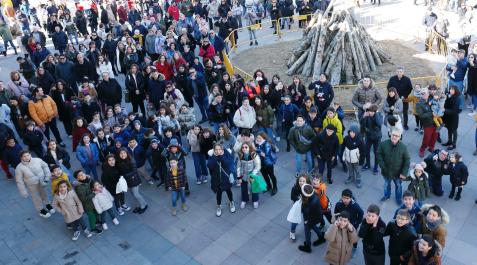 Un momento del reparto de los roscos entre los numerosos asistentes al acto Fiestas de San Blas