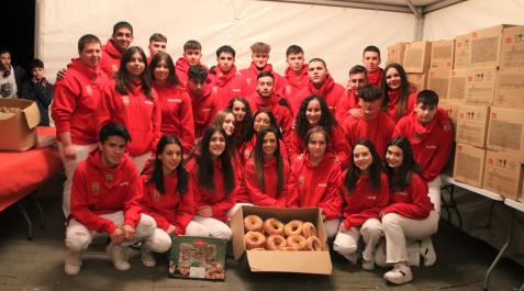 Los quintos de 2005 junto a las cajas con los roscos que repartieron Los quintos de 2005 junto a las cajas con los roscos que repartieron