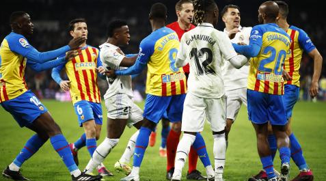 Tangana Real Madrid - Valencia Una entrada de Paulista sobre Vinícius Jr. terminó en expulsión del central del Valencia y una tangana en el césped.