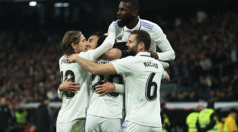 Los jugadores del Real Madrid celebran uno de los tantos anotados contra el Valencia.