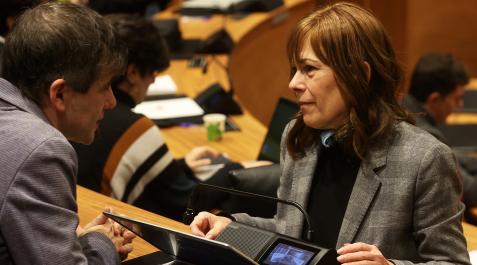 Geroa Pai en el Parlamento Jabi Arakama y Uxue Barkos, en un pleno anterior.