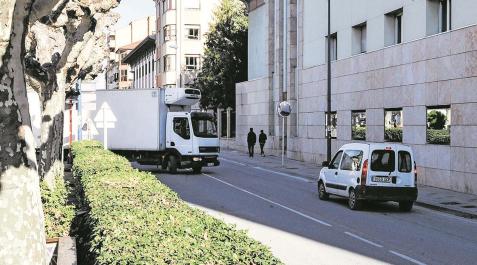 Un camión circula por la travesía de Tafalla Un camión circula por la travesía de Tafalla