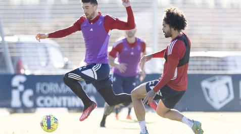 Kike Barja sortea a Aridane durante el entrenamiento rojillo de este viernes, 3 de febrero, en Tajonar.