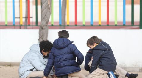 2022-116290 Varios niños juegan durante el recreo en el patio.