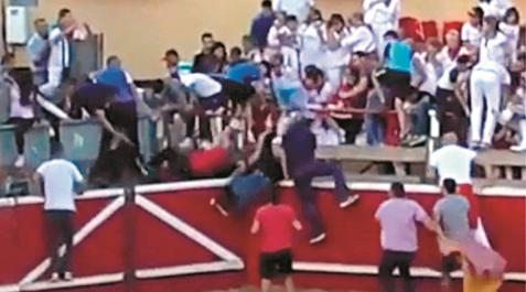Fotograma del momento en el que el toro saltó al callejón de la plaza en 2019 Fotograma del momento en el que el toro saltó al callejón de la plaza en 2019