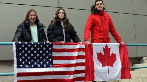 Leyre Martínez García y Adriana Sainz de Murieta Osorio de Rebellón viajarán becadas a Estados Unidos. Javier Zozaya Uribe lo hará a Canadá. En la imagen, en Diario de Navarra
