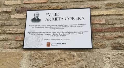 Placa Emilio Arrieta Placa colocada en la casa natal de Emilio Arrieta, ubicada en el nº 89 de la calle Mayor de Puente la Reina
