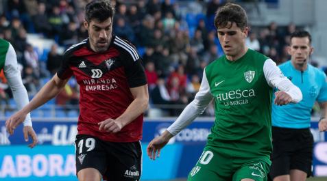 Manu García, jugador del Mirandés, y Javi Martínez, del Huesca Javi Martínez