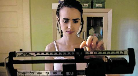 HISTORIAS INQUIETANTES Y AUTOBIOGRÁFICAS. Muchas han sido las películas, series, novelas y libros de autoayuda en los que la anorexia o la bulimia se han erigido como protagonistas. Como una forma de ayudar a otras personas a partir de la propia experien HISTORIAS INQUIETANTES Y AUTOBIOGRÁFICAS. Muchas han sido las películas, series, novelas y libros de autoayuda en los que la anorexia o la bulimia se han erigido como protagonistas. Como una forma de ayudar a otras personas a partir de la propia experiencia con la enfermedad ya superada. En la imagen, una escena de la película ‘To the bones’ (Hasta los huesos), dirigida por Marti Noxon en 2017 y protagonizada por Lily Collins. Se trata de un relato semiautobiográfico, en el que se cuenta la historia de Ellen, una joven veinteañera sometida a un tratamiento poco convencional. . Fue criticada por psiquiatras y psicólogos, precisamente por la modalidad de tratamiento que se expone y por reflejar que la curación depende solo de la voluntad de la paciente