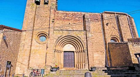 Fachada principal de la iglesia de origen templario de Aberin, del siglo XII Fachada principal de la iglesia de origen templario de Aberin, del siglo XII