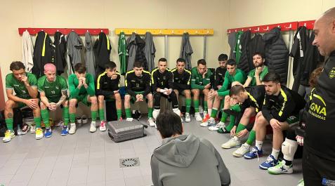 Osasuna Magna Imanol Arregui, de espaldas, durante la charla previa al duelo ante el Inter Movistar