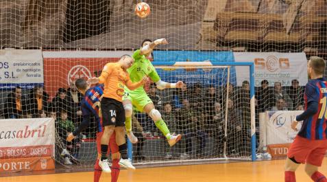 El portero del Barça, Didac, protagonista del partido, despeja un balón ante Terry