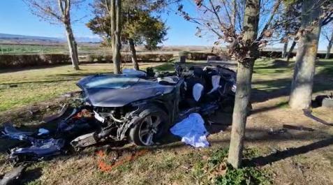 Estado en el que ha quedado el vehículo accidentado en Ribaforada Así ha quedado el vehículo tras chocar contra un camión y un árbol en Ribaforada