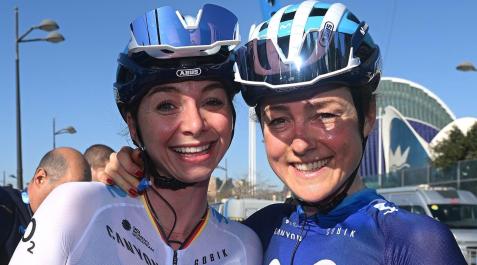 movistar Floortje Mackaij y Liane Lippert, en la meta de Valencia