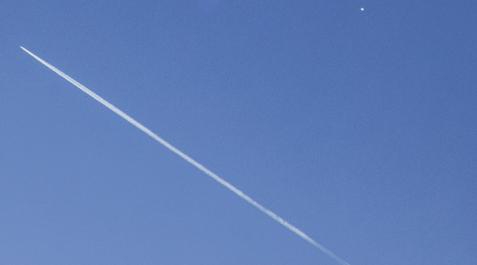 Un avión comercial (i) vuela por debajo del Un avión comercial (i) vuela por debajo del
