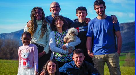 Leo Gainza Gainza y Paula Vigor Jacoste, con sus hijos. Por orden de edad: Álvaro, Rakel, Iñigo y Dani. Hermosa y Alma son las dos guineanas, y viven con ellos de modo permanente con un programa de estudios Leo Gainza Gainza y Paula Vigor Jacoste, con sus hijos. Por orden de edad: Álvaro, Rakel, Iñigo y Dani. Hermosa y Alma son las dos guineanas, y viven con ellos de modo permanente con un programa de estudios