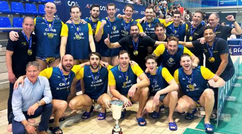 Atlètic Barceloneta Alberto Munárriz, en el centro de la imagen, junto con el título de la Copa del Rey