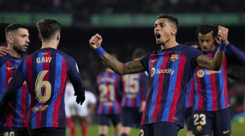 El delantero brasileño del FC Barcelona Raphinha (d) celebra su gol