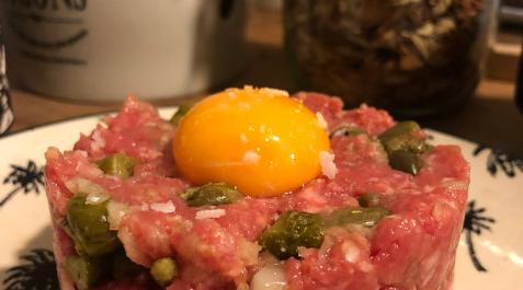 DDN_03-02-2023_14h14m_0078 Steak tartar es siempre una opción maravillosa.
