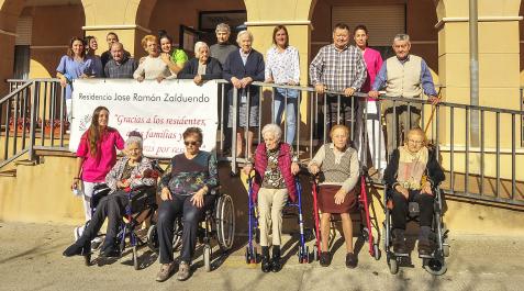 Residencia de Caparroso Los residentes que han participado en el vídeo de Tik Tok posaron ayer en la entrada del centro.