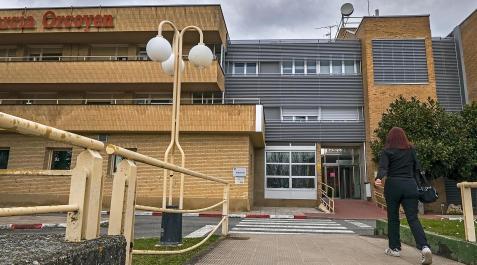 Hospital García Orcoyen Una mujer se dispone a entrar en el Hospital García Orcoyen de Estella.