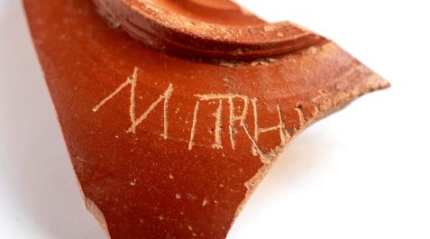 Inscripción Imagen de la pieza, en la que figura la inscripción ‘Mitrh’. El fragmento pertenece a un recipiente doméstico, “una especie de bol”.
