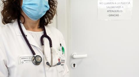 Médico con mascarilla Una doctora con la pegatina que la identifica como de ‘servicios mínimos’ durante la huelga.