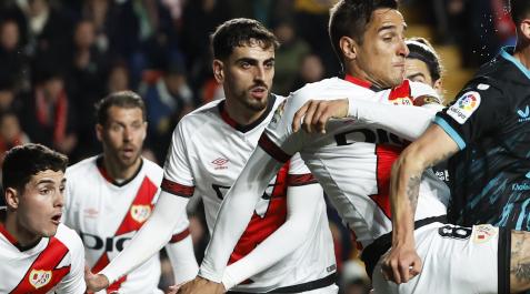 Alejandro Catena Alejandro Catena observa un despeje de su compañero, Óscar Trejo, durante el Rayo-Almería.