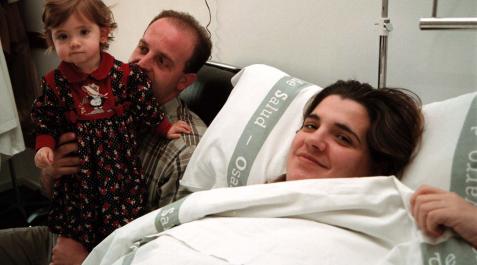 María Gracia Garciarena, en 1998 tras dar a luz cuatrillizos, junto a su marido, José Javier Iribarren, y su hija María Gracia, de un año de edad. María Gracia Garciarena, tras dar a luz cuatrillizos, junto a su marido, José Javier Iribarren, y su hija María Gracia, de un año de edad.