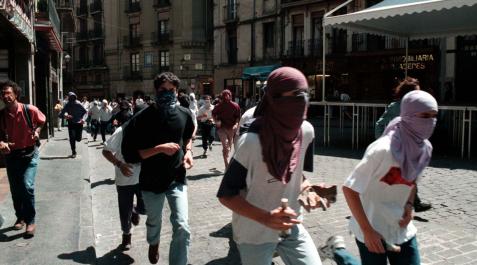 Un grupo de kale borroka, en las calles de Pamplona a mediados de los 90. Un grupo de kale borroka, en las calles de Pamplona a mediados de los 90.