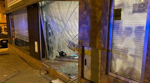 37d41608-a212-495c-87b2-bc8d6da9a74d Así ha quedado el escaparate tras las embestidas con el coche del autor del intento de robo.