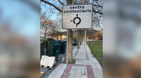 Fotografía que atestigua la queja sobre señales en acera.